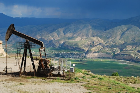 油泵 自然 土耳其 石油平台 机器 水 天空 云 山脉 4K壁纸 3872x2592