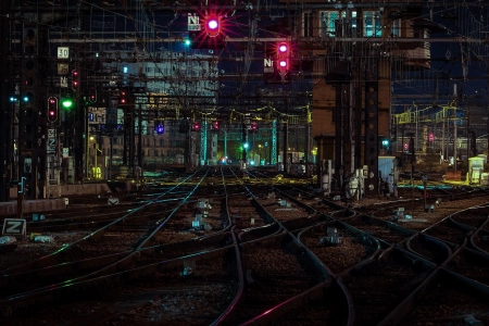 城市 城市灯光 铁路 铁路站台 夜间 城市 赛博朋克 电脑壁纸 4K壁纸 4485x2989